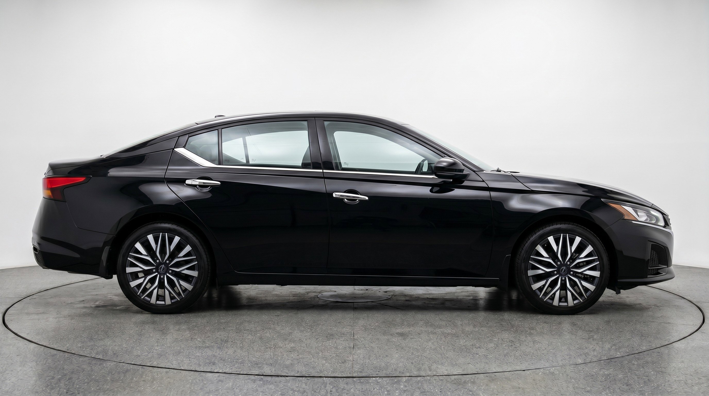 Used 2025 Nissan Altima 2.5 SV FWD image 11