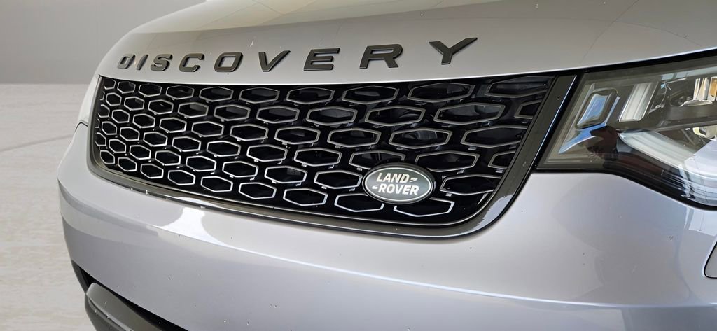 Used 2020 Land Rover Discovery Landmark image 2