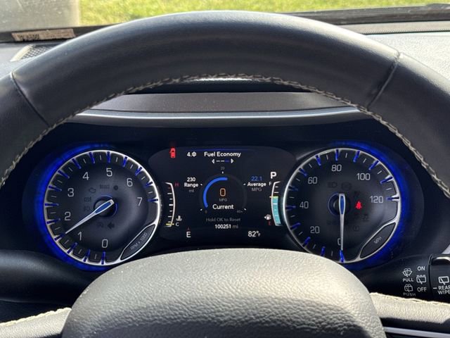 Used 2022 Chrysler Pacifica Touring-L image 15