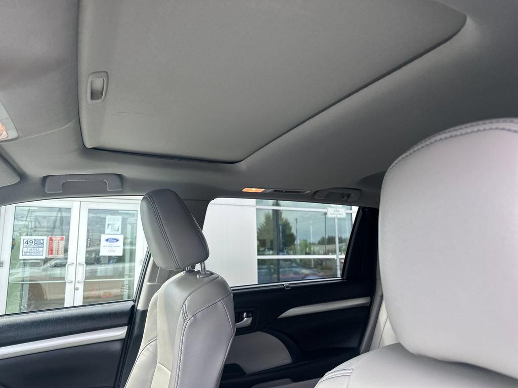 Used 2019 Toyota Highlander XLE FWD image 21