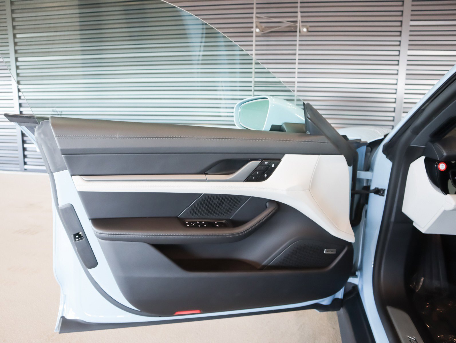 Used 2025 Porsche Taycan image 23