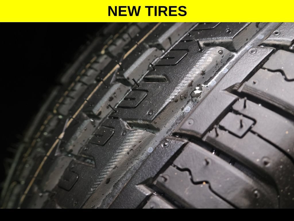 Used 2023 Chrysler Pacifica Touring-L FWD image 4