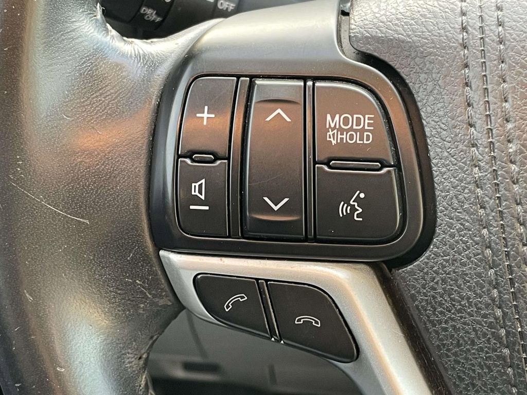 Used 2017 Toyota Highlander Limited image 12