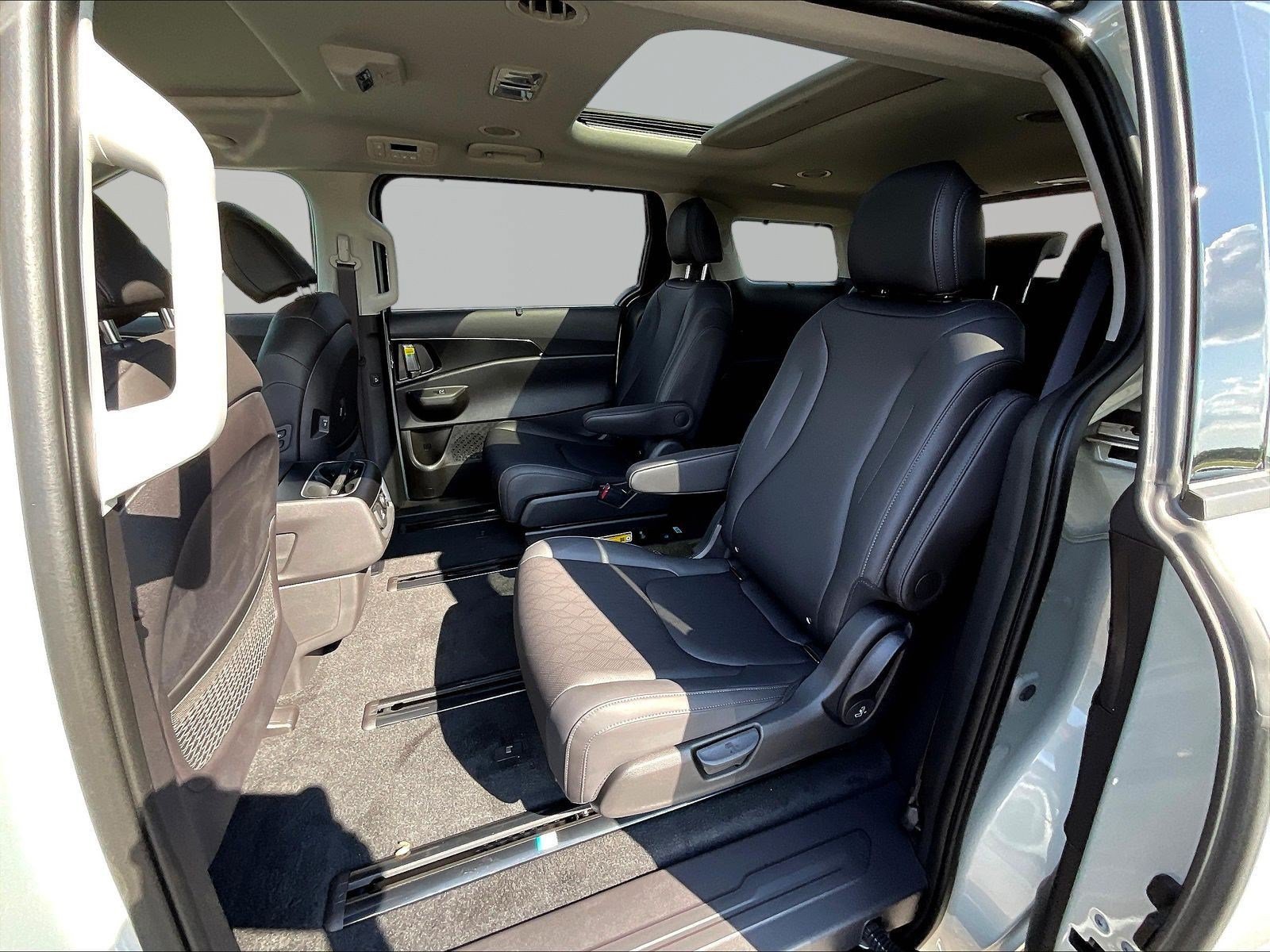 New 2027 Kia Carnival SX w/ Dark Edition Package FWD image 18