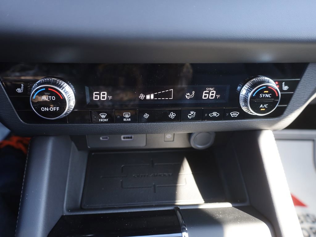 New 2025 Mitsubishi Outlander SE image 28
