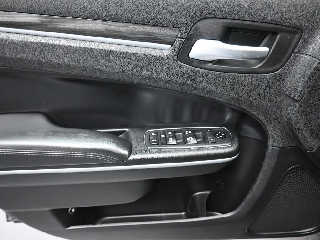 Used 2019 Chrysler 300 Touring w/ Sport Appearance Package image 10