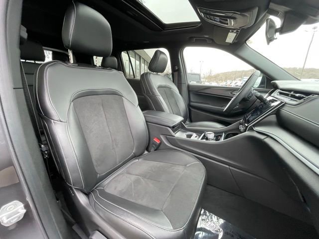 Used 2025 Jeep Grand Cherokee L Altitude image 32