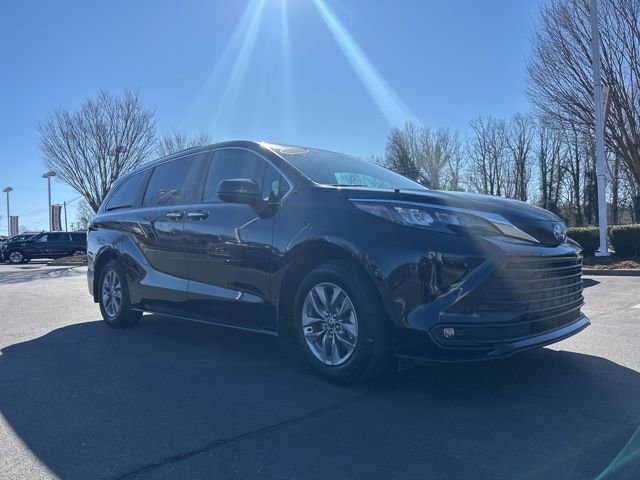 Used 2025 Toyota Sienna XLE image 3