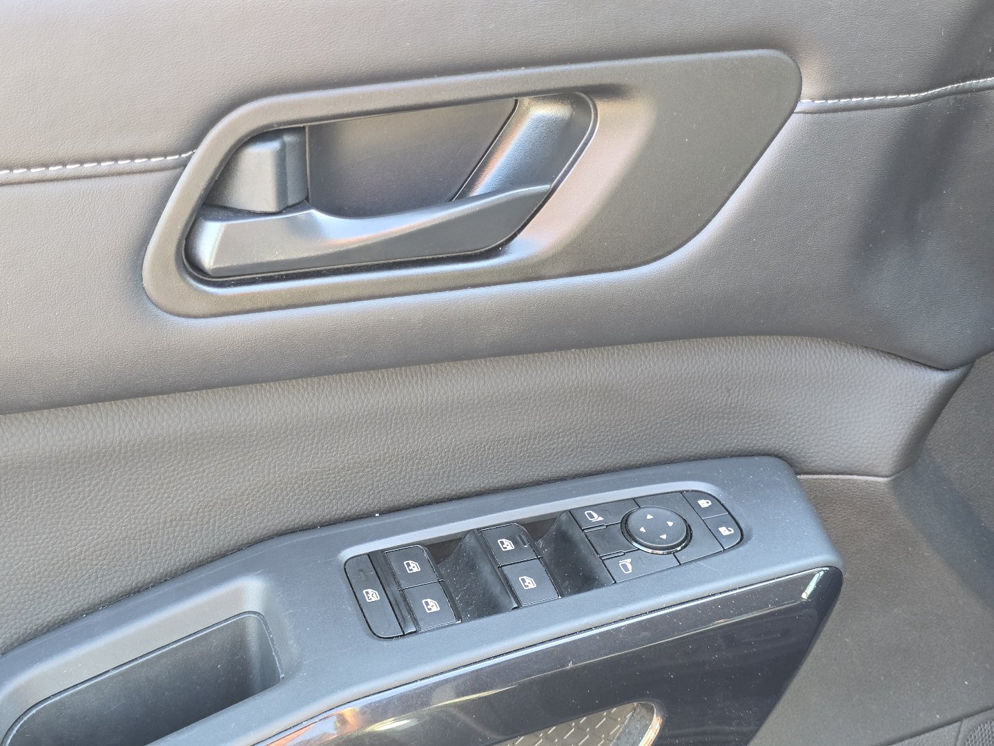 Used 2025 Nissan Pathfinder SV FWD image 33