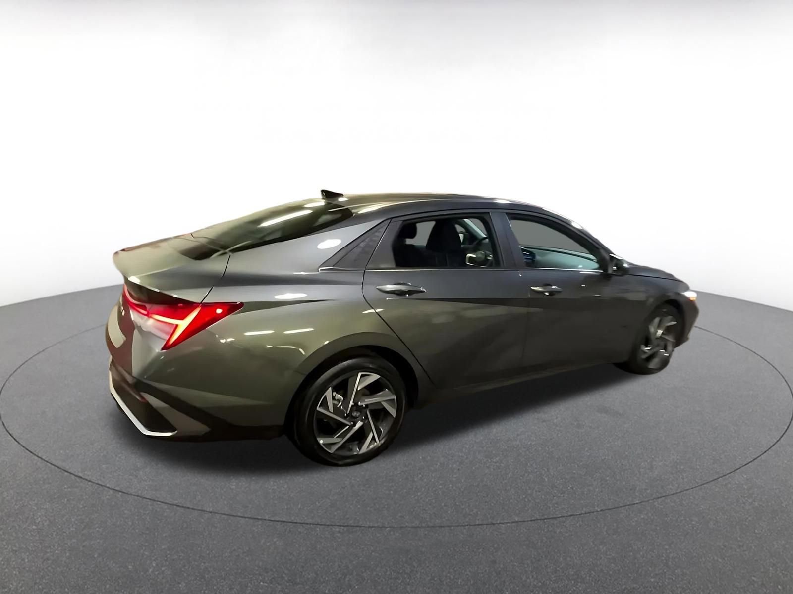 Used 2025 Hyundai Elantra SEL image 14