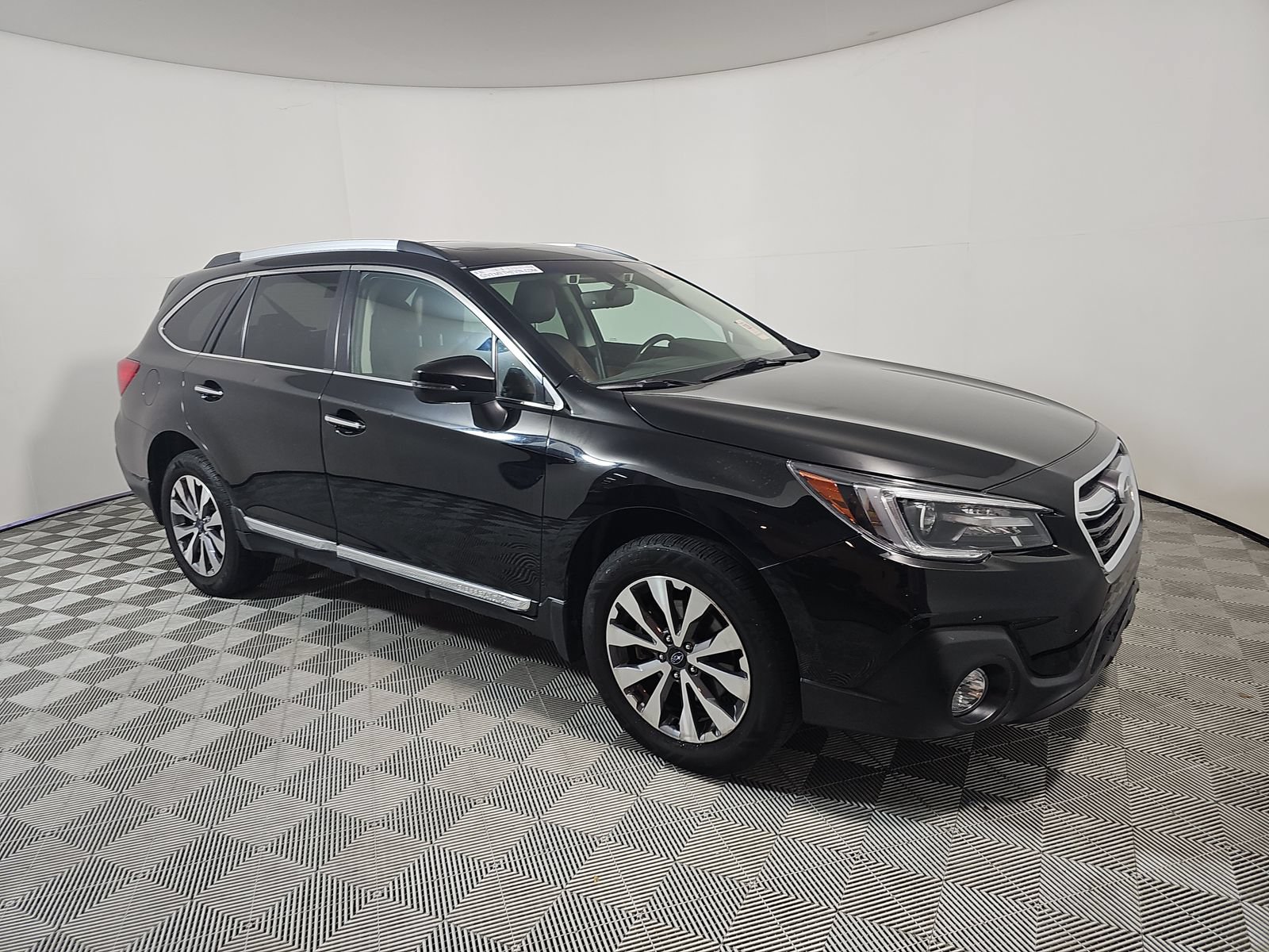 Used 2018 Subaru Outback 3.6R Touring AWD/4WD image 4