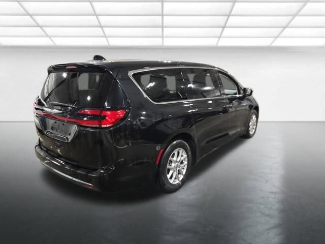 Used 2023 Chrysler Pacifica Touring-L FWD image 4