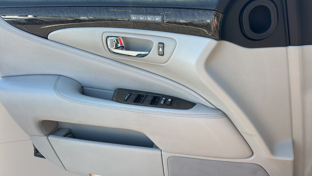 Used 2007 Lexus LS 460 L w/ Luxury Pkg RWD image 19