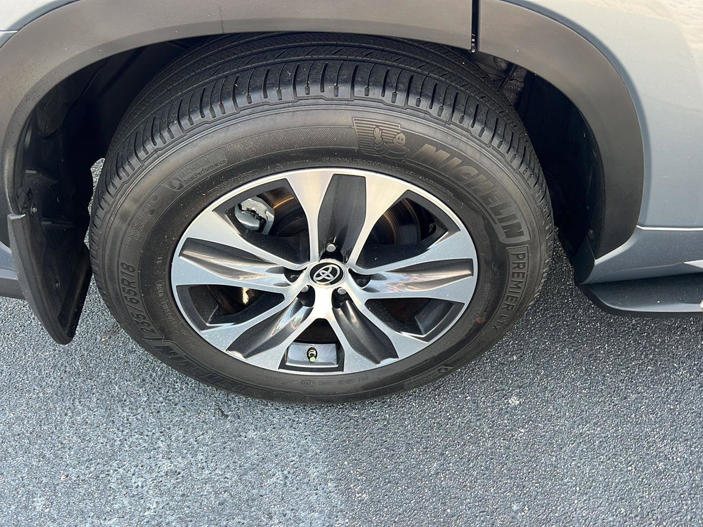 Certified 2024 Toyota Highlander XLE FWD image 39