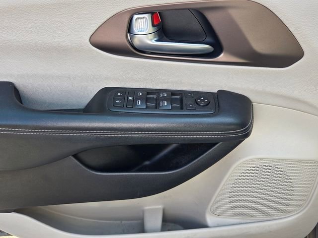 Used 2021 Chrysler Voyager Lxi FWD image 3