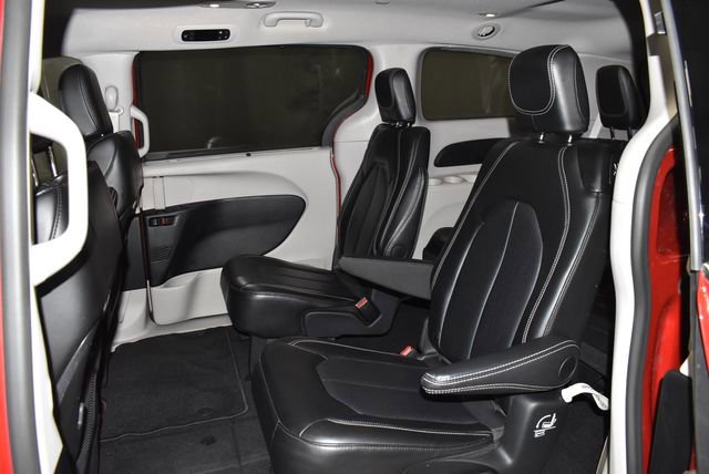 Certified 2024 Chrysler Pacifica Touring-L image 30