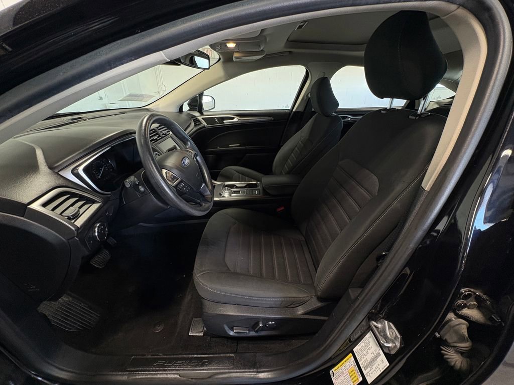 Used 2020 Ford Fusion SE image 16