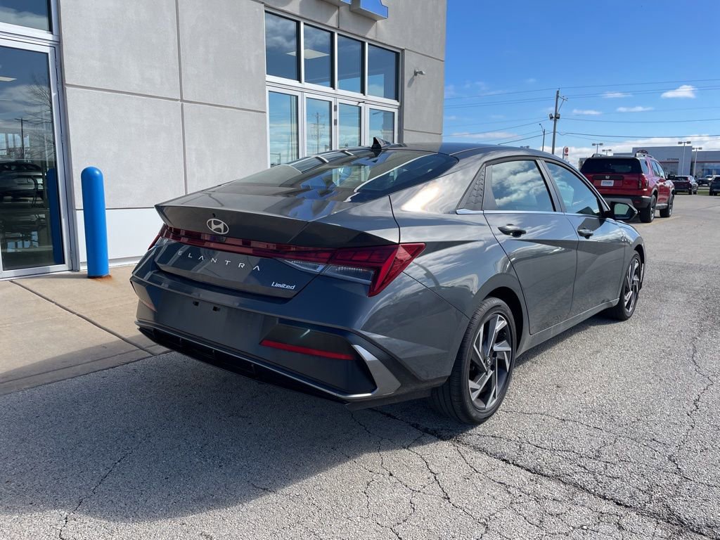 Used 2025 Hyundai Elantra Limited image 5