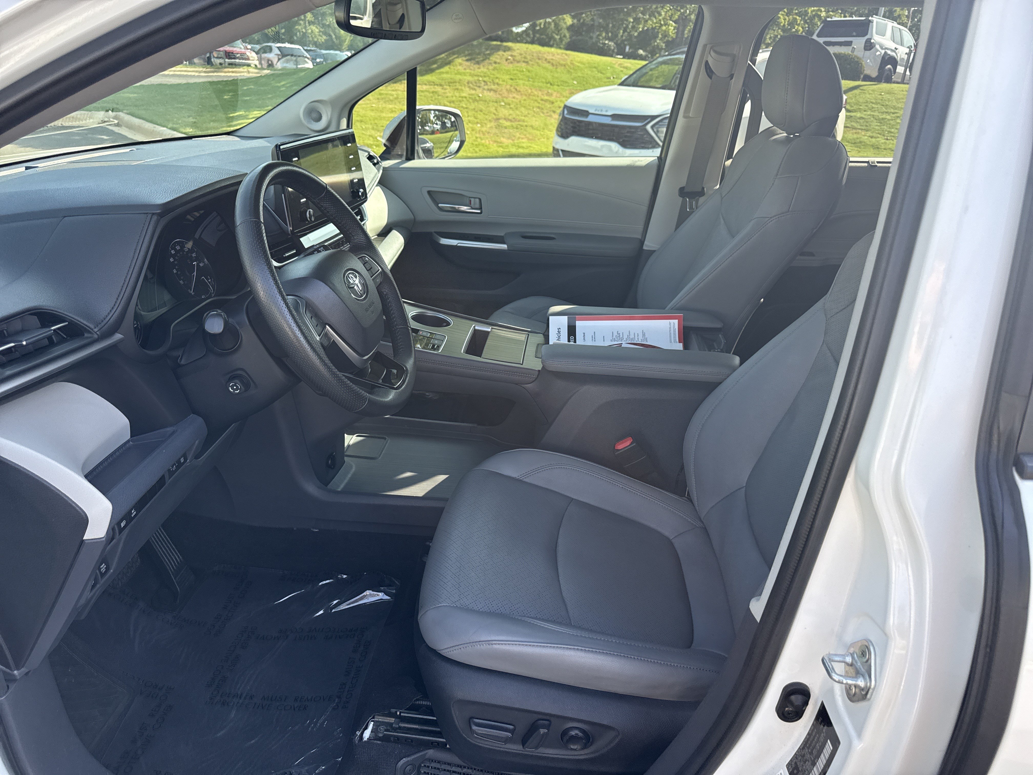 Used 2023 Toyota Sienna Limited FWD image 16