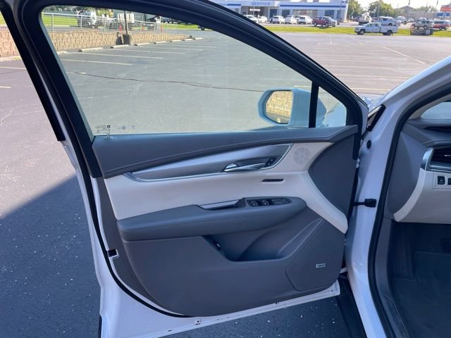 Used 2017 Cadillac XT5 Luxury w/ Driver Awareness Package AWD/4WD image 18