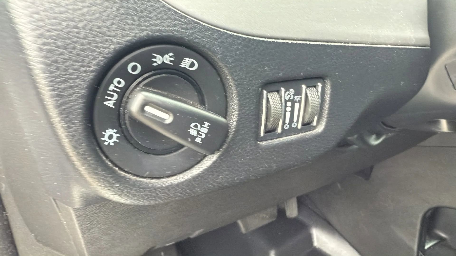 Used 2015 Dodge Grand Caravan R/T FWD image 21