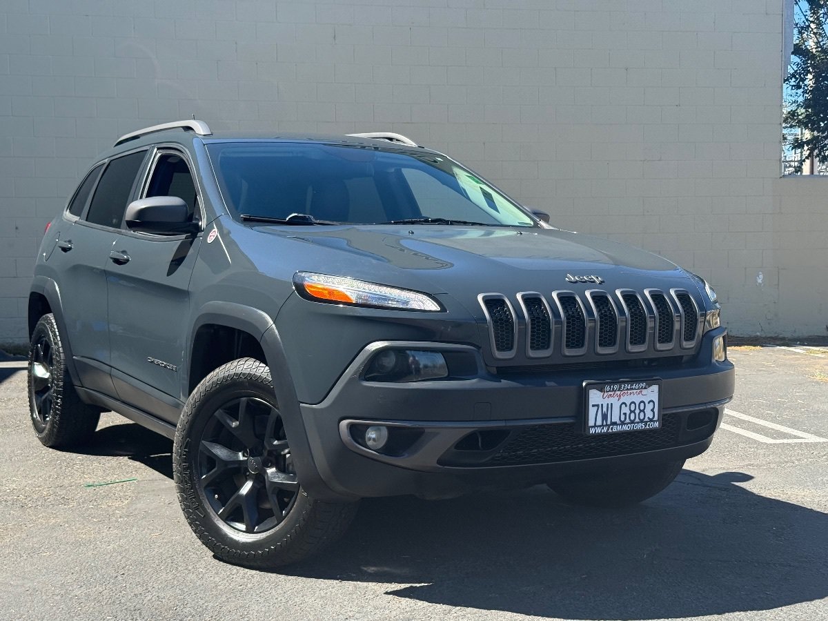 Used 2017 Jeep Cherokee Trailhawk AWD/4WD image 2