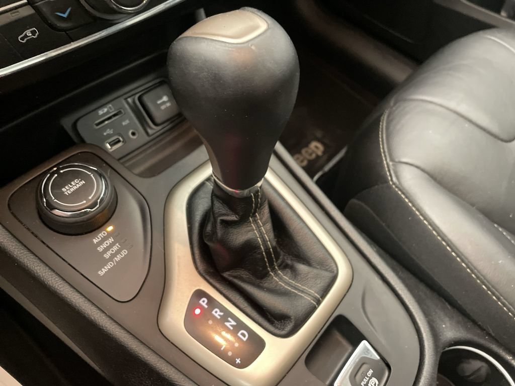 Used 2018 Jeep Cherokee Limited AWD/4WD image 9