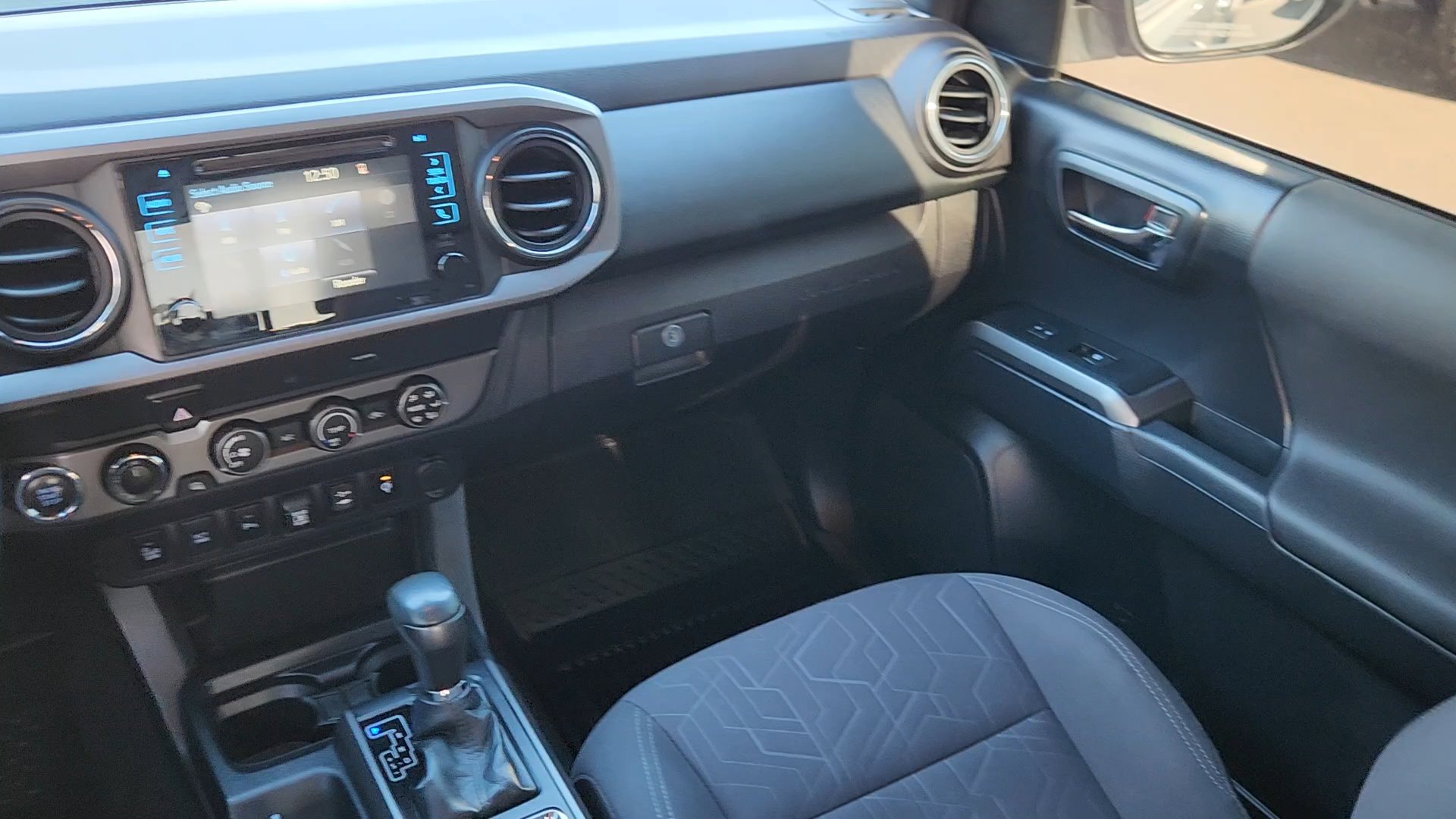 Used 2019 Toyota Tacoma TRD Off-Road image 18