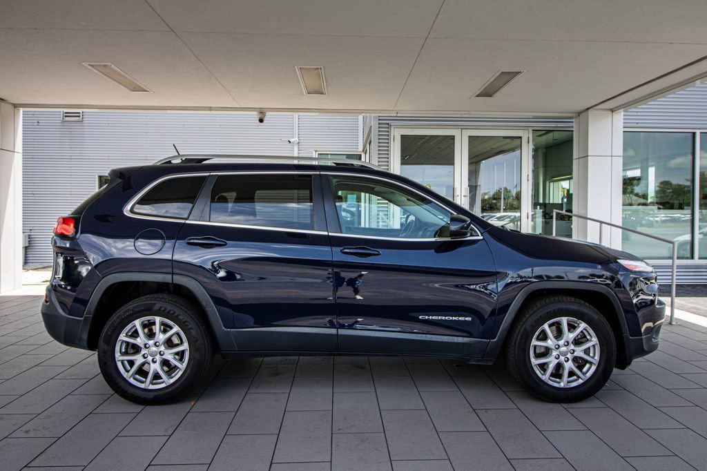 Used 2015 Jeep Cherokee Latitude w/ Cold Weather Group AWD/4WD image 3
