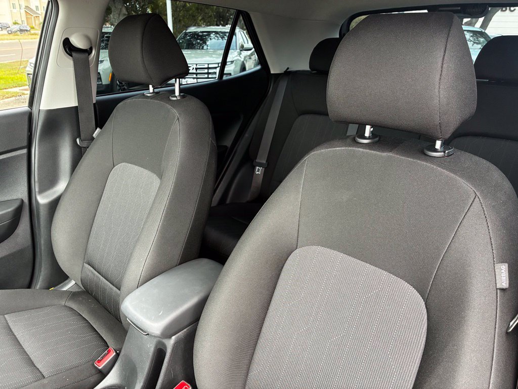 Used 2025 Hyundai Venue SE FWD image 9