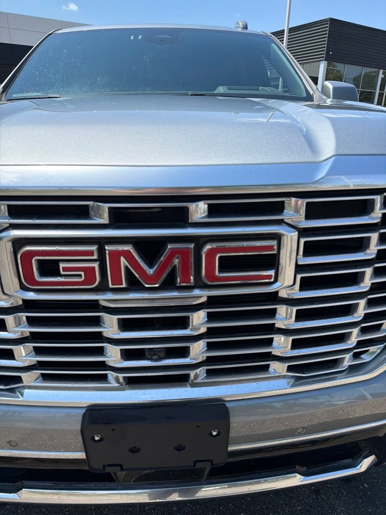 Used 2025 GMC Yukon XL Denali AWD/4WD image 3