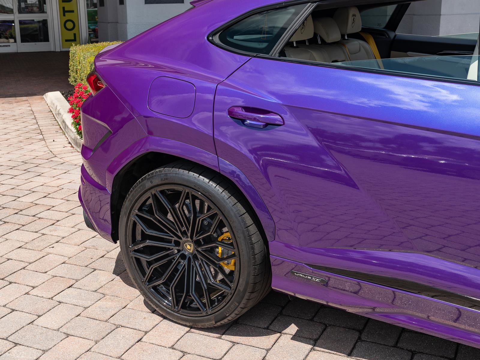 Used 2025 Lamborghini Urus SE image 15