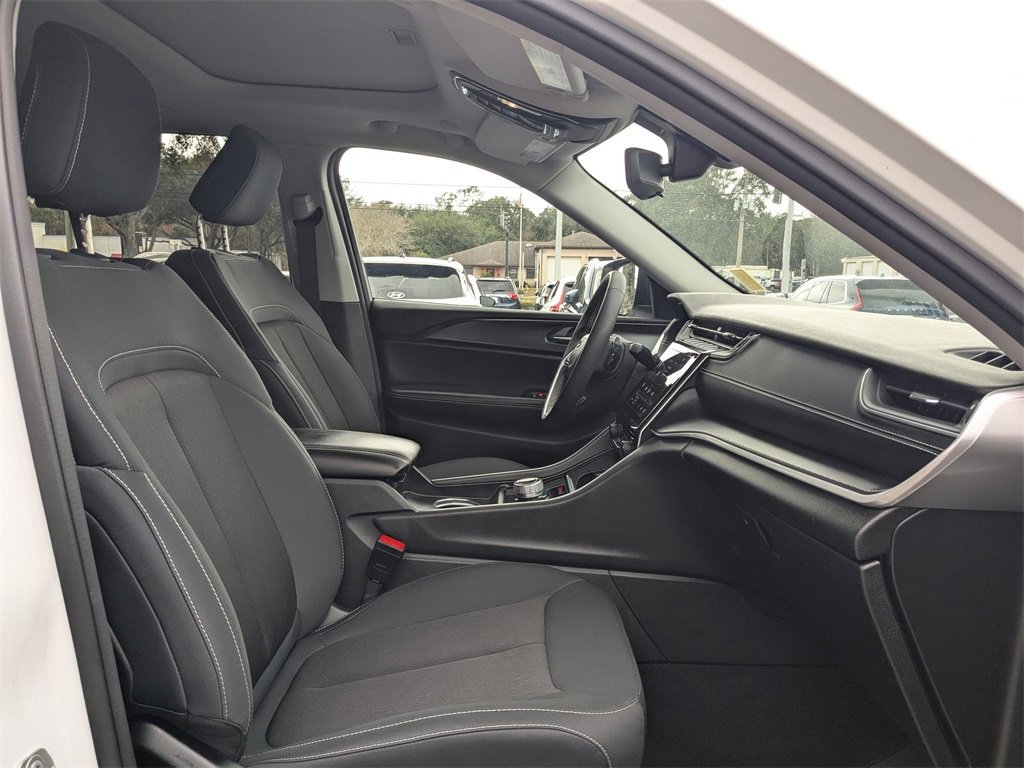 Used 2024 Jeep Grand Cherokee Laredo X image 3