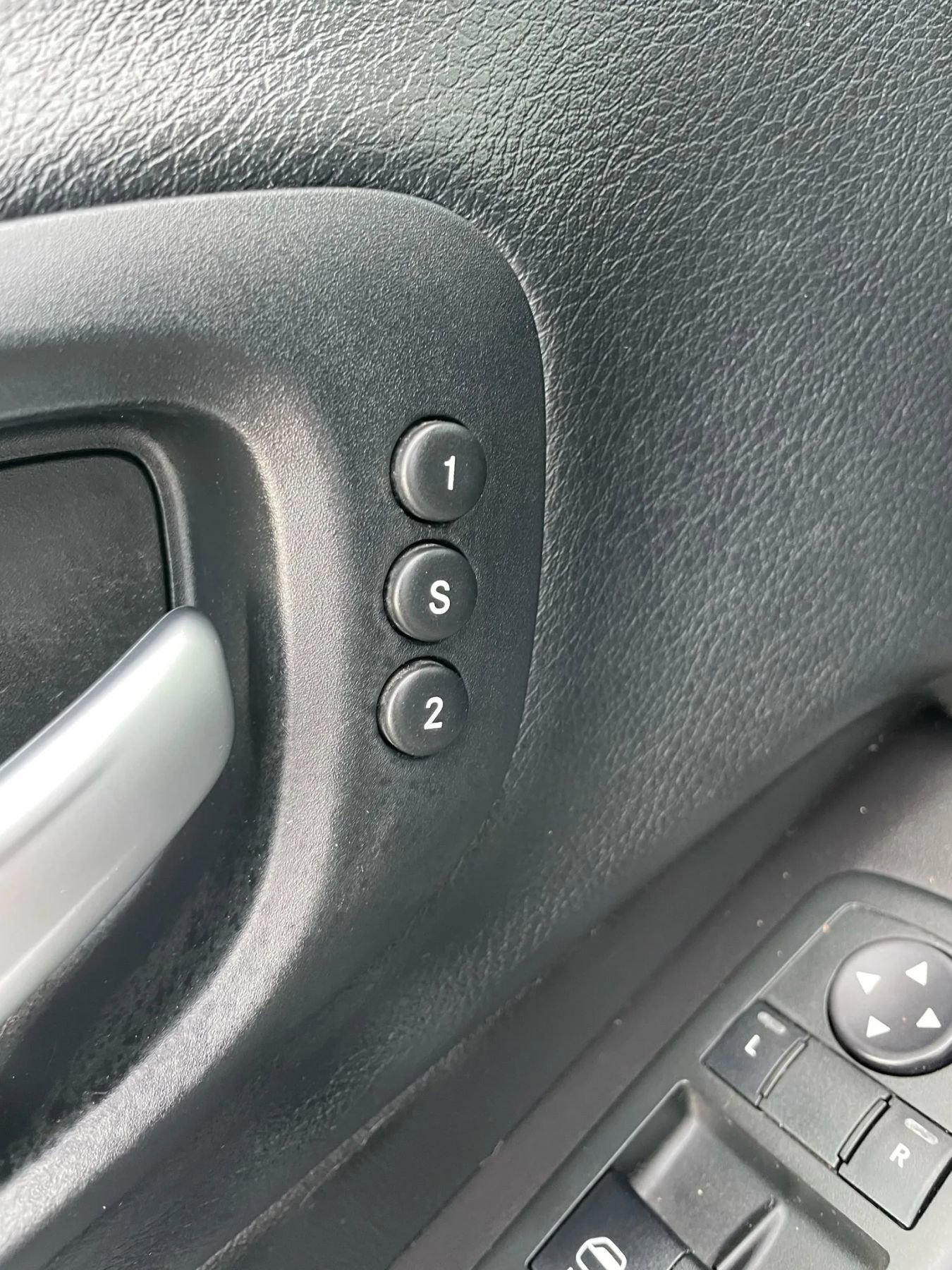 Used 2015 Jeep Cherokee Limited w/ Luxury Group image 24