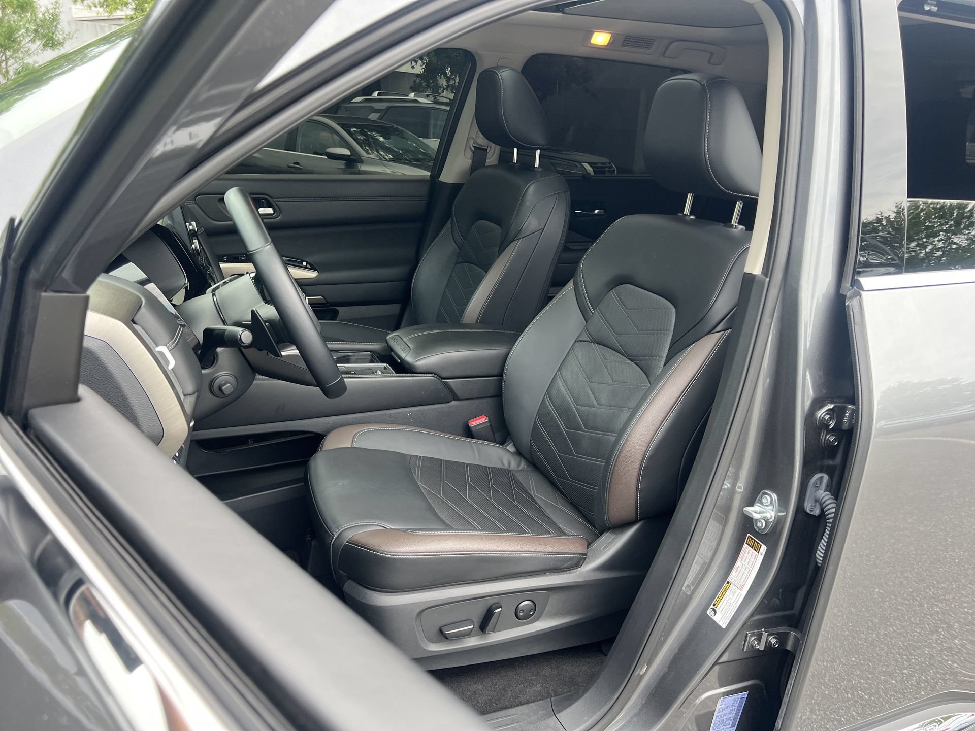 Used 2025 Nissan Pathfinder Platinum FWD image 16
