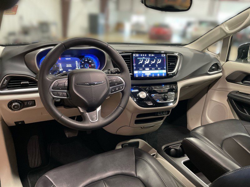Used 2024 Chrysler Pacifica Touring-L FWD image 18