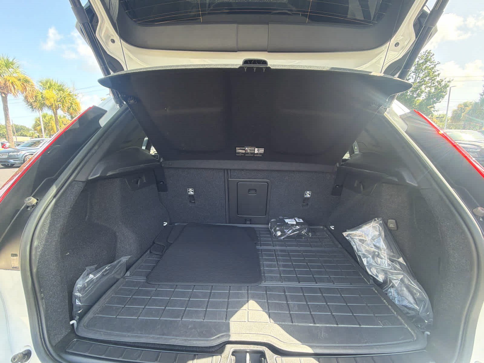 Certified 2023 Volvo XC40 B4 Plus w/ Protection Package Premier FWD image 33