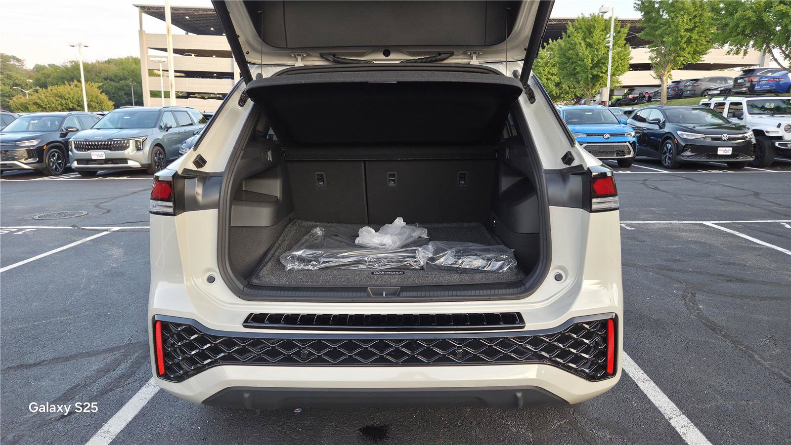 New 2026 Volkswagen Tiguan SE R-Line AWD/4WD image 5