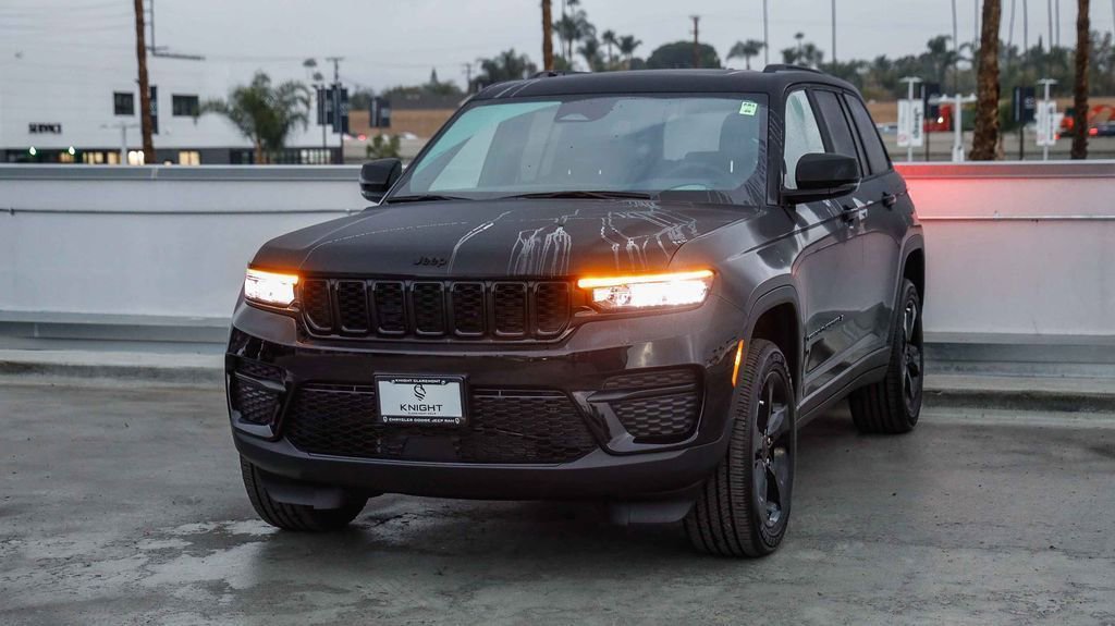 New 2025 Jeep Grand Cherokee Altitude image 4
