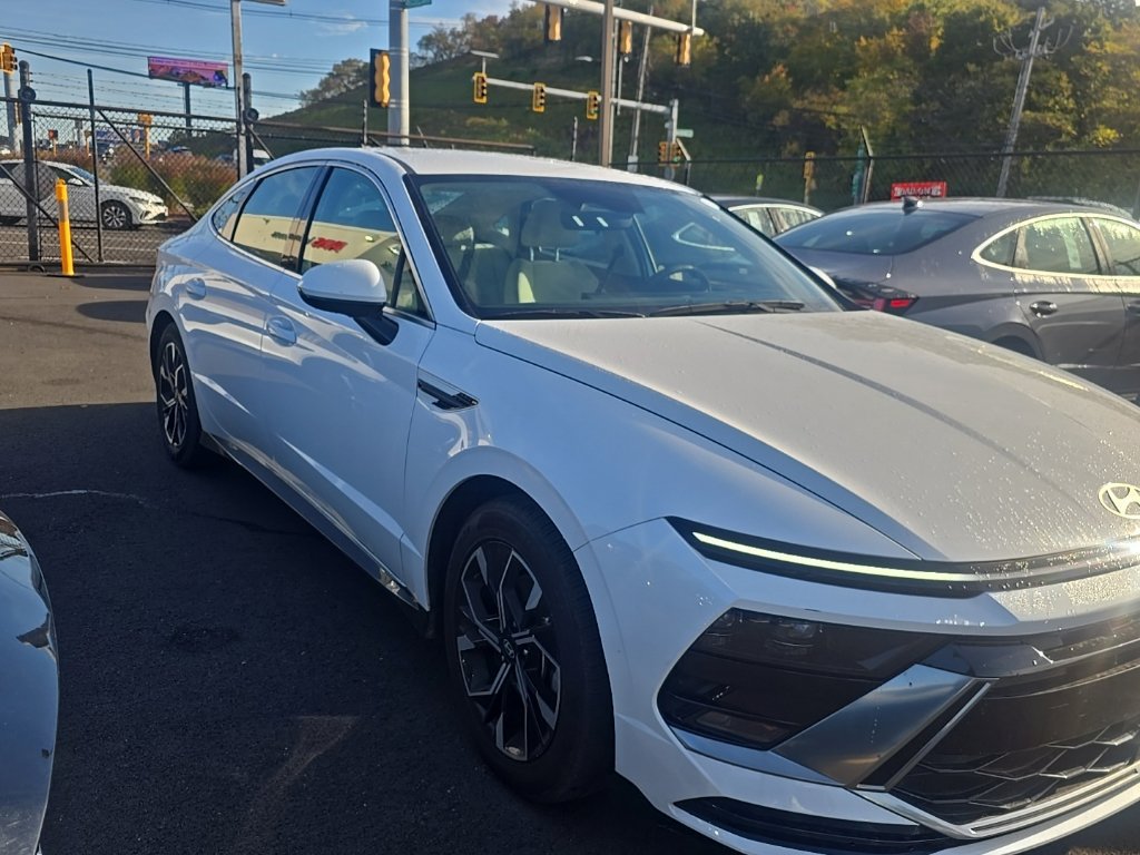 Used 2025 Hyundai Sonata SEL FWD image 2