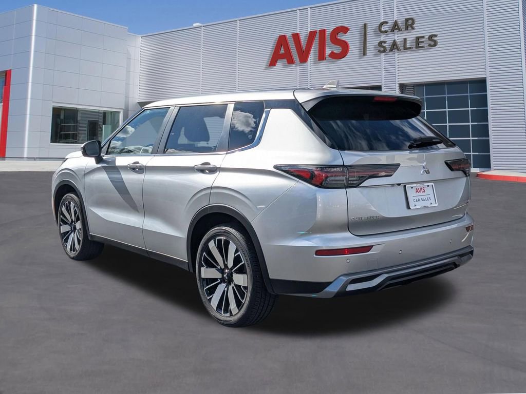 Used 2025 Mitsubishi Outlander SE image 9