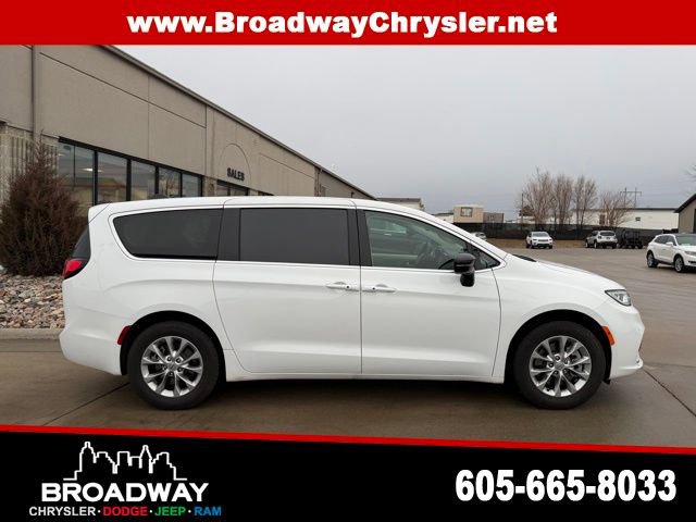 Used 2024 Chrysler Pacifica Touring-L image 5