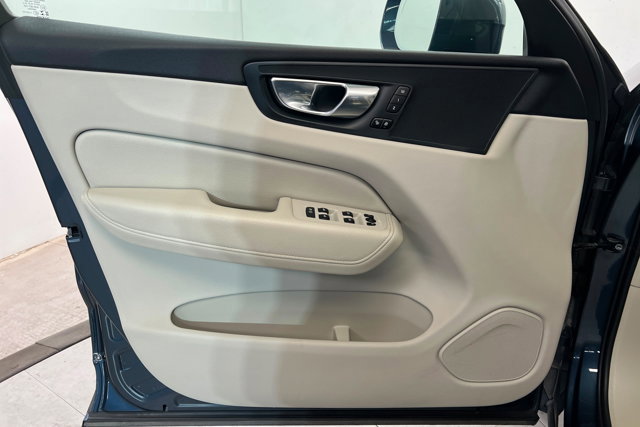 Used 2021 Volvo XC60 T6 Momentum image 14