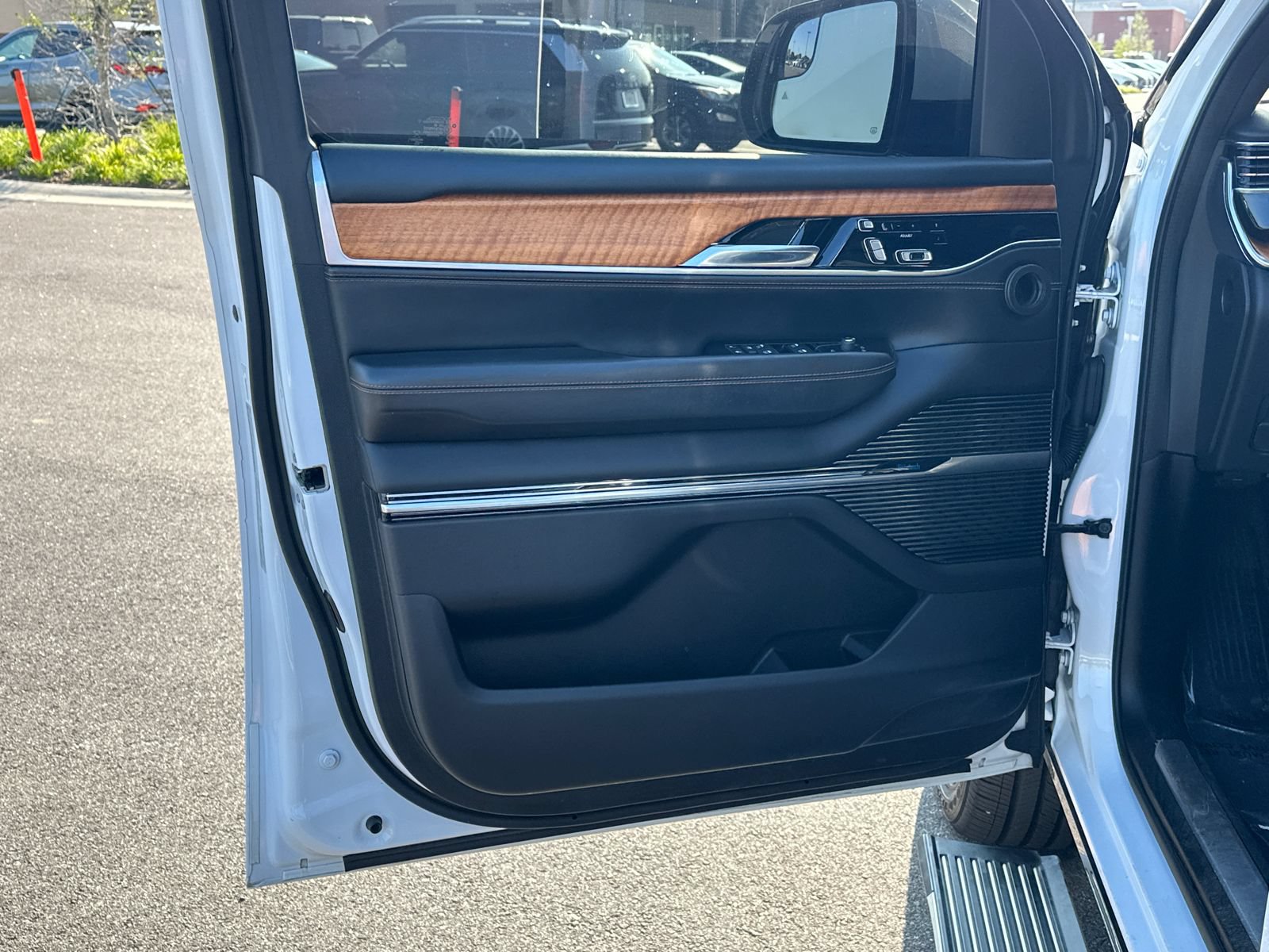 Used 2022 Jeep Grand Wagoneer Series III w/ Rear Seat Video Group 1 AWD/4WD image 12