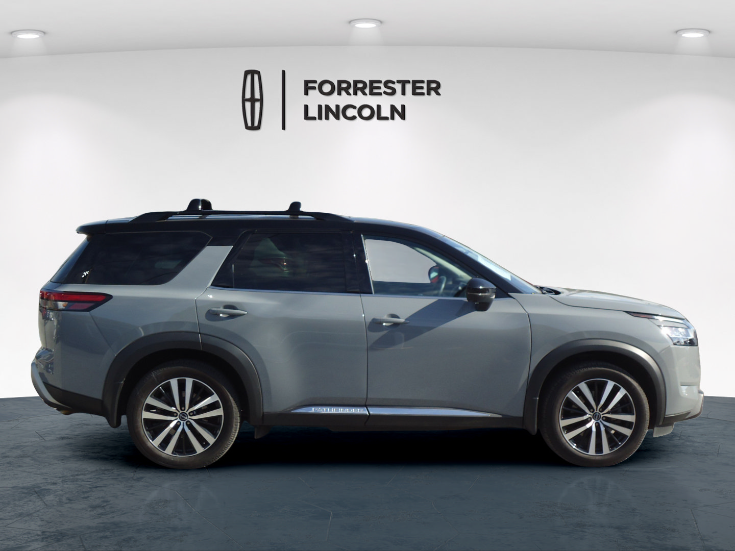 Used 2023 Nissan Pathfinder Platinum AWD/4WD image 2