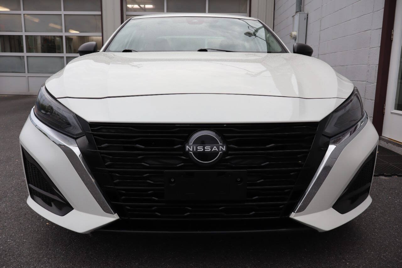 Used 2025 Nissan Altima 2.5 SV FWD image 2