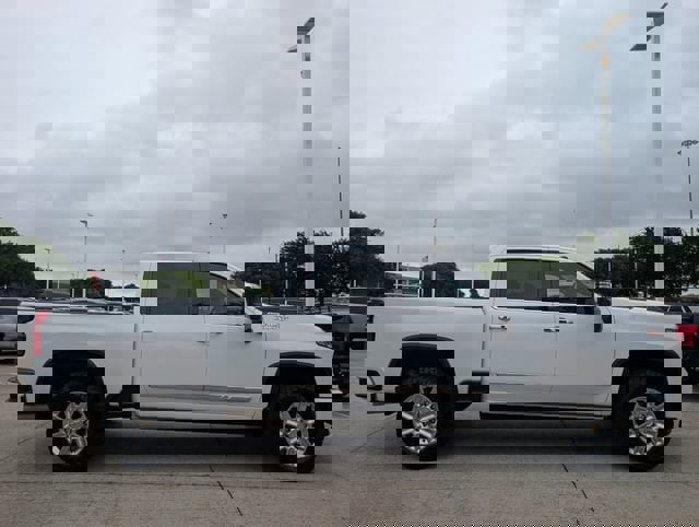 Used 2024 Chevrolet Silverado 2500 High Country w/ Technology Package image 3