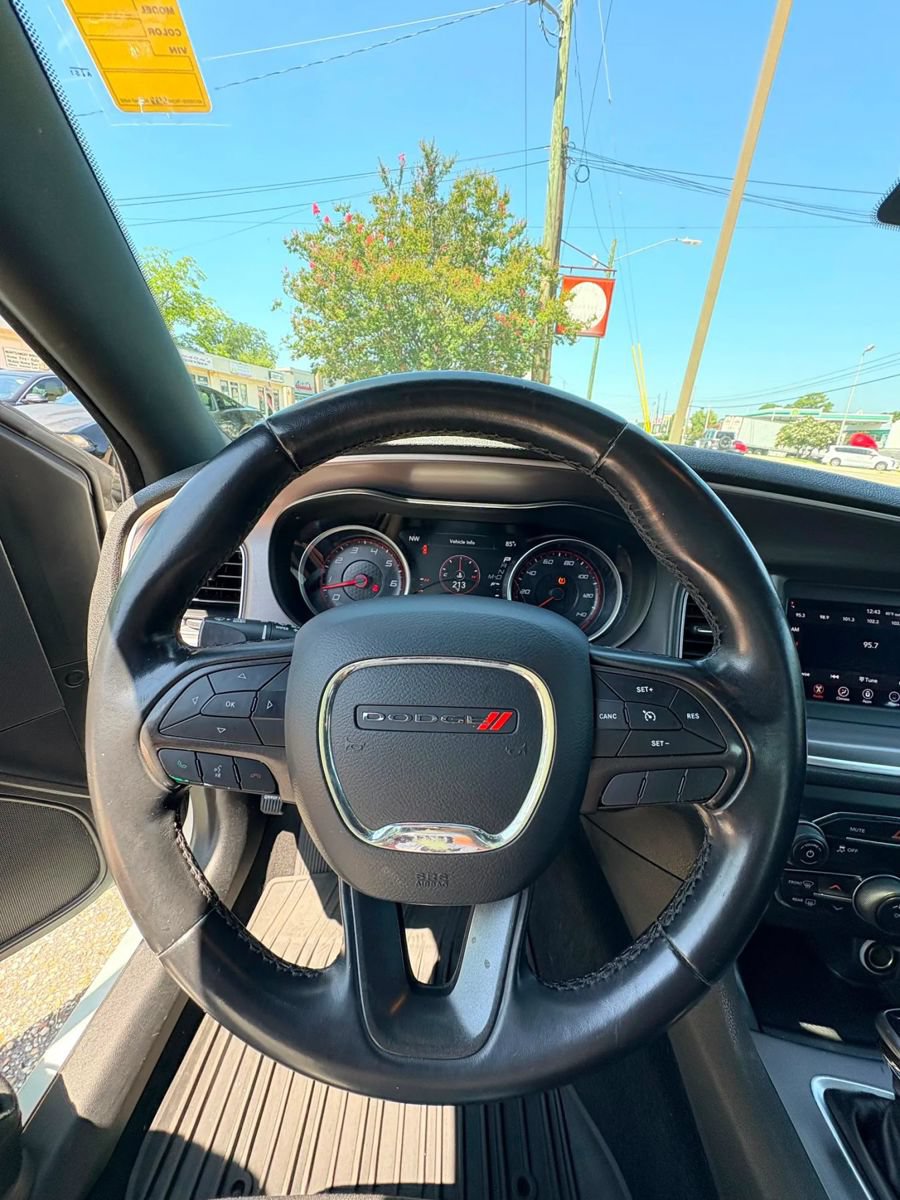 Used 2019 Dodge Charger SXT RWD image 11