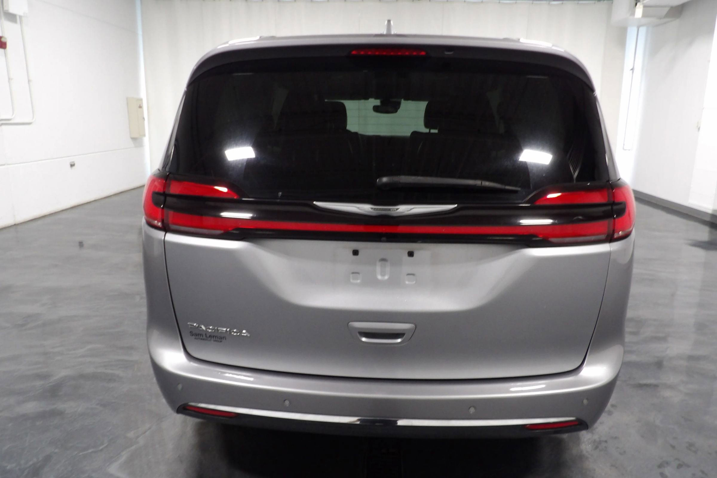 Used 2021 Chrysler Pacifica Touring-L image 6