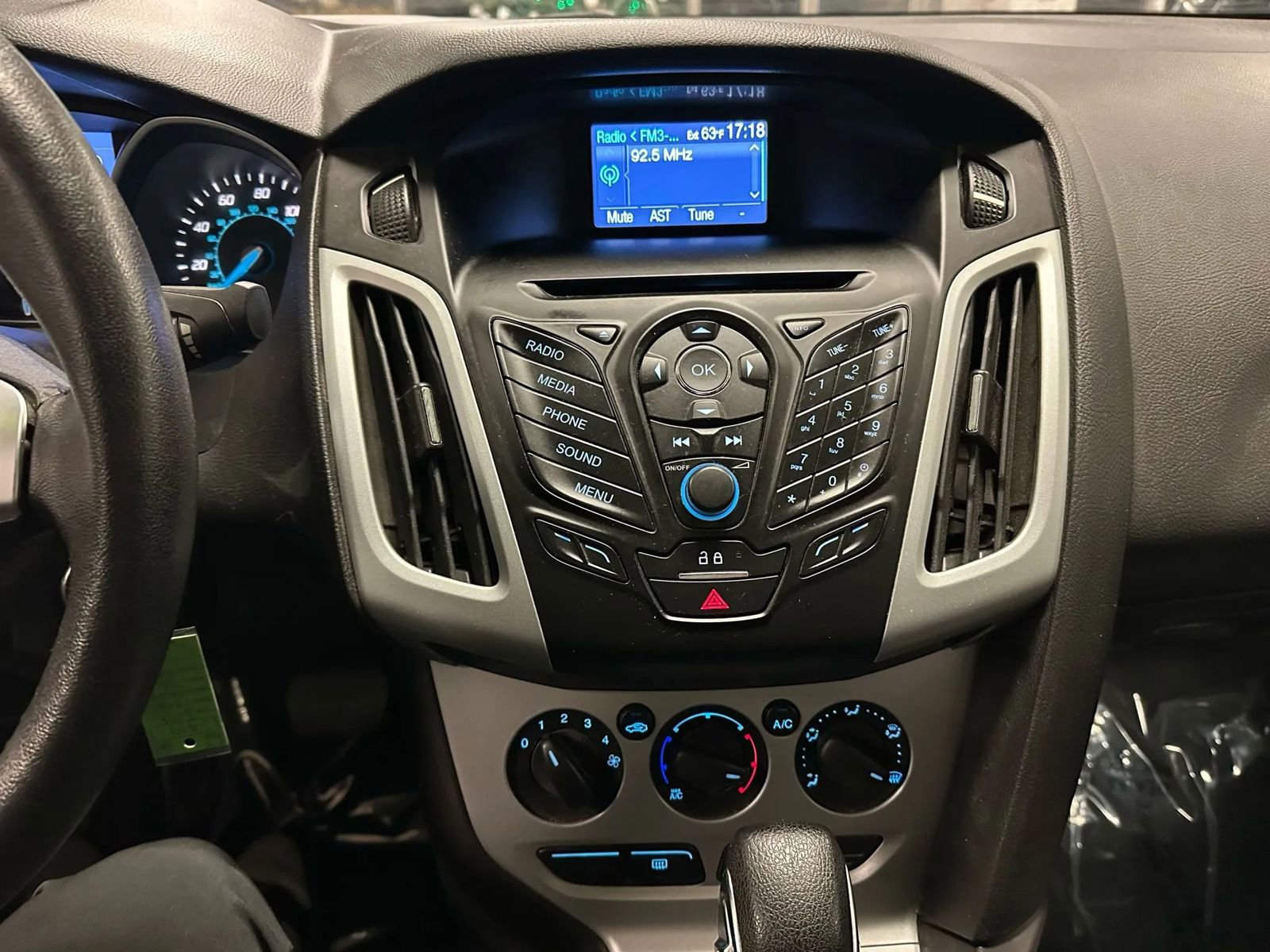 Used 2014 Ford Focus SE w/ SE Sport Package image 24